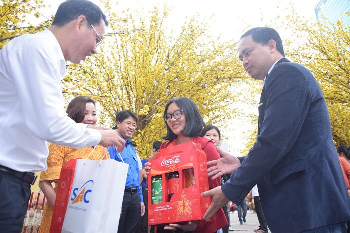 Nhận quà trước khi lên xe