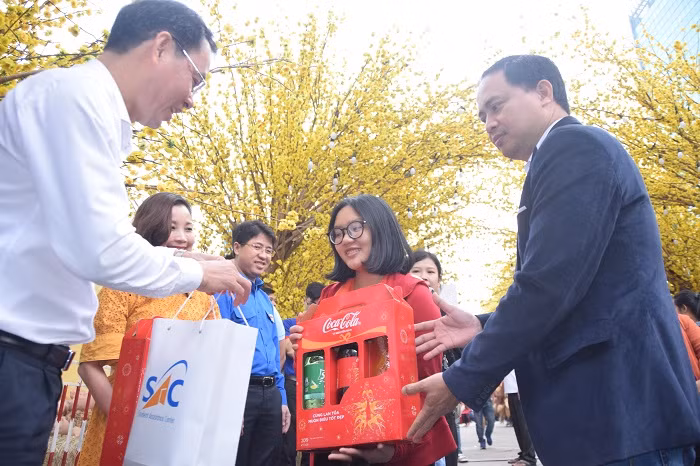 Nhận quà trước khi lên xe Nhận quà trước khi lên xe