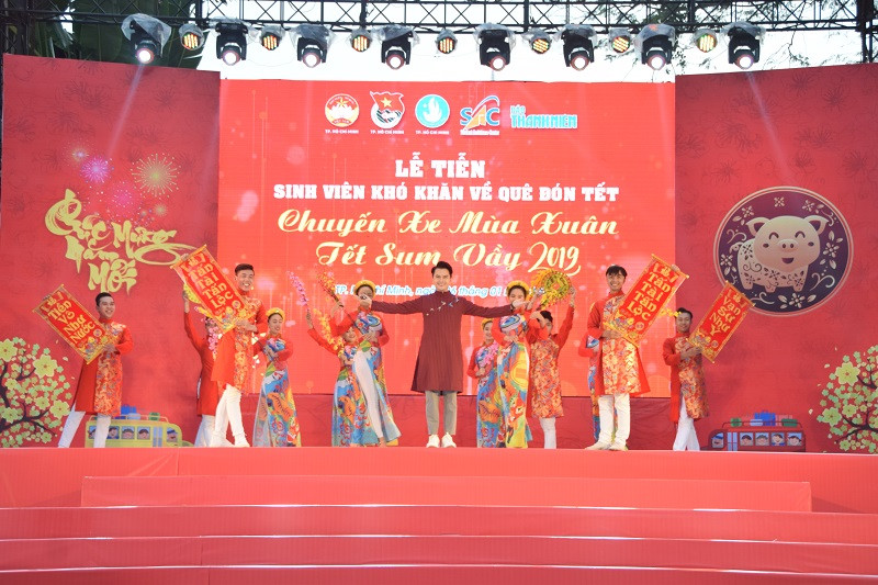 Một tiết mục văn nghệ trong lễ tiễn sinh viên khó khăn về quê ăn Tết