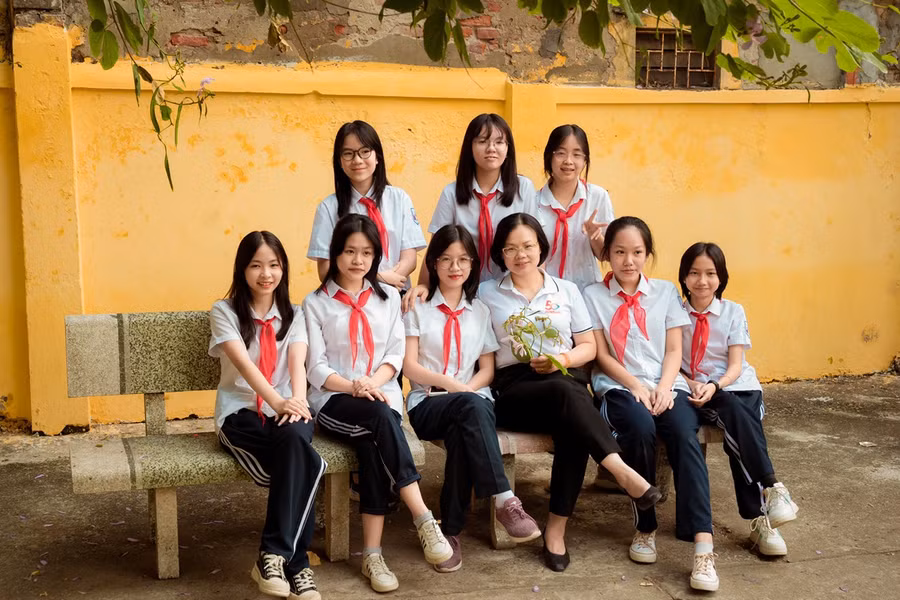 Cô trò Trường THCS Đống Đa (quận Đống Đa, Hà Nội).