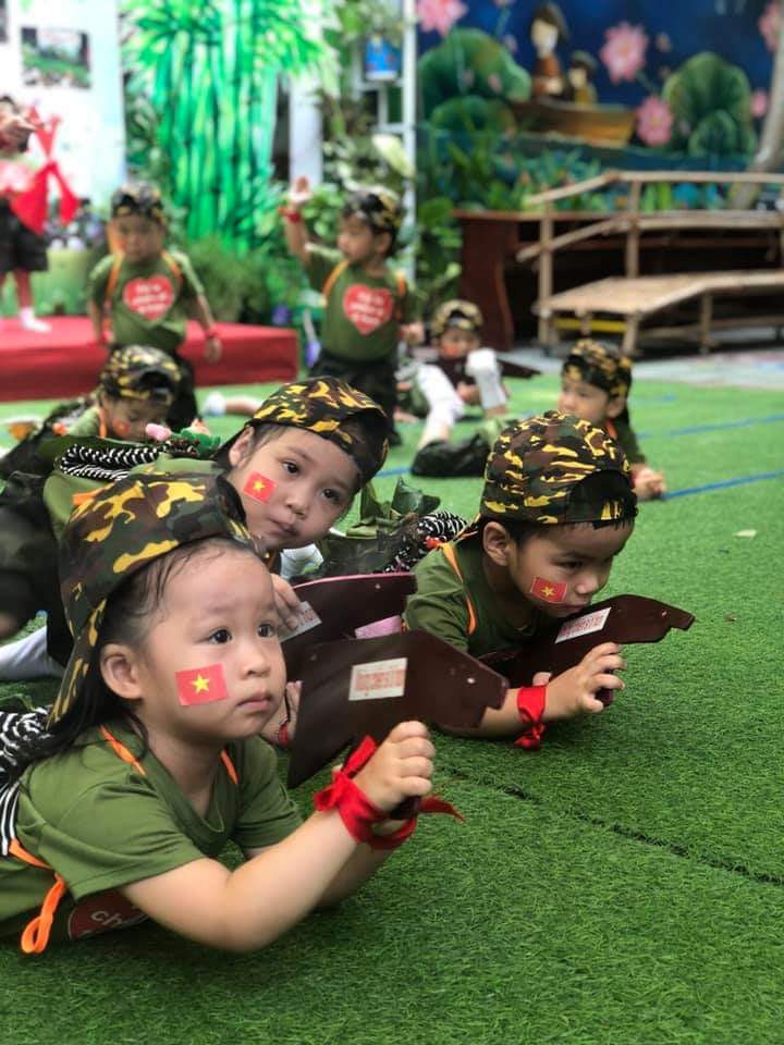 Thi trườn với "súng" của lớp nhà trẻ