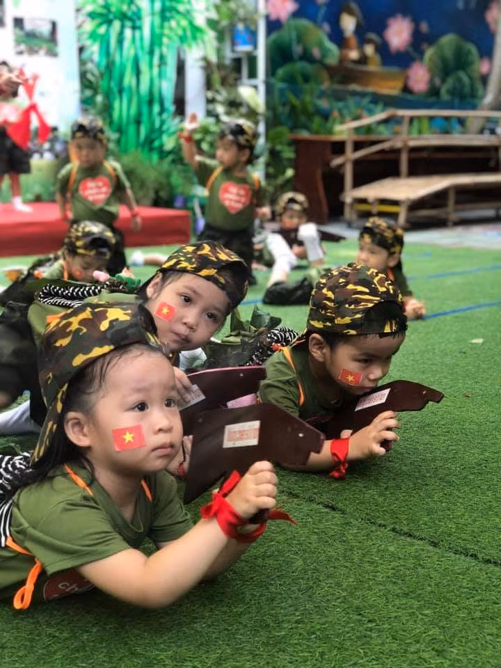 Thi trườn với "súng" của lớp nhà trẻ