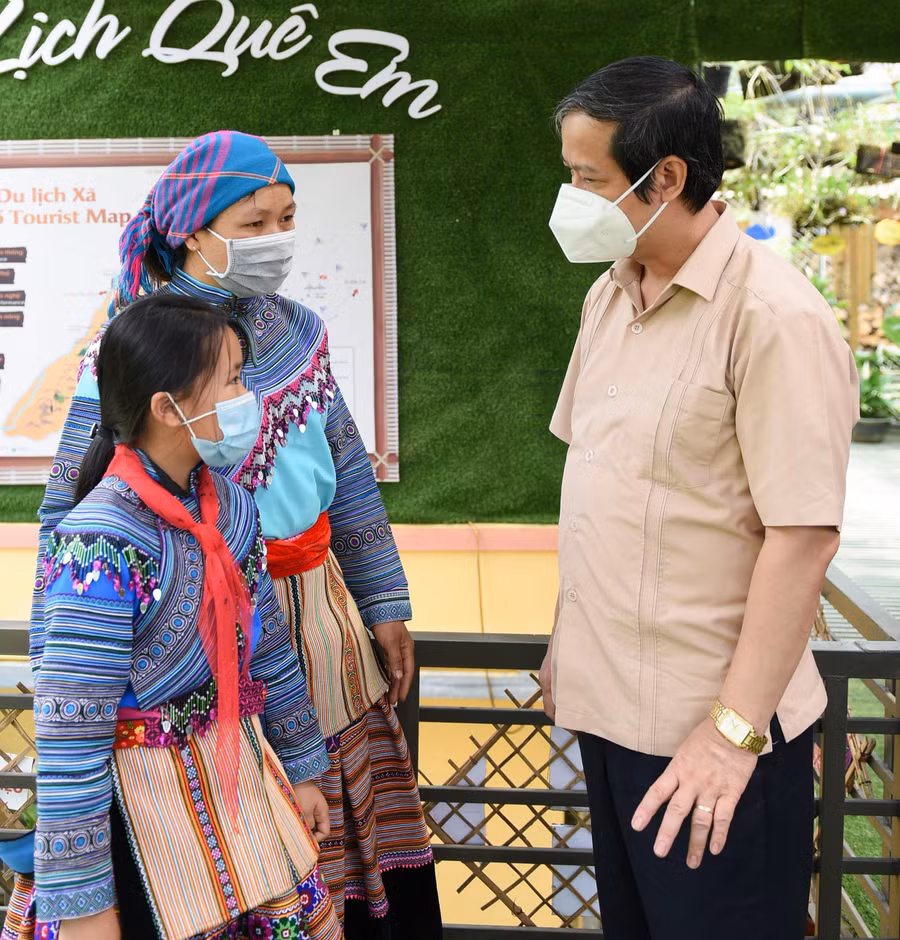 Bộ trưởng Nguyễn Kim Sơn động viên học sinh huyện Bắc Hà trong chương trình công tác tại Lào Cai.