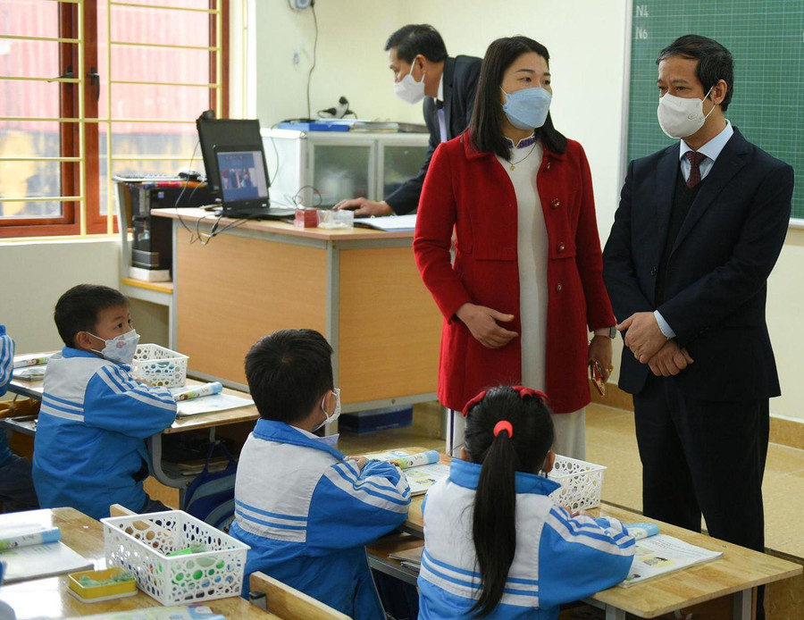 Bộ trưởng Nguyễn Kim Sơn thăm lớp học tại Trường Tiểu học Minh Tân, huyện Thủy Nguyên, Hải Phòng. Bộ trưởng Nguyễn Kim Sơn thăm lớp học tại Trường Tiểu học Minh Tân, huyện Thủy Nguyên, Hải Phòng.