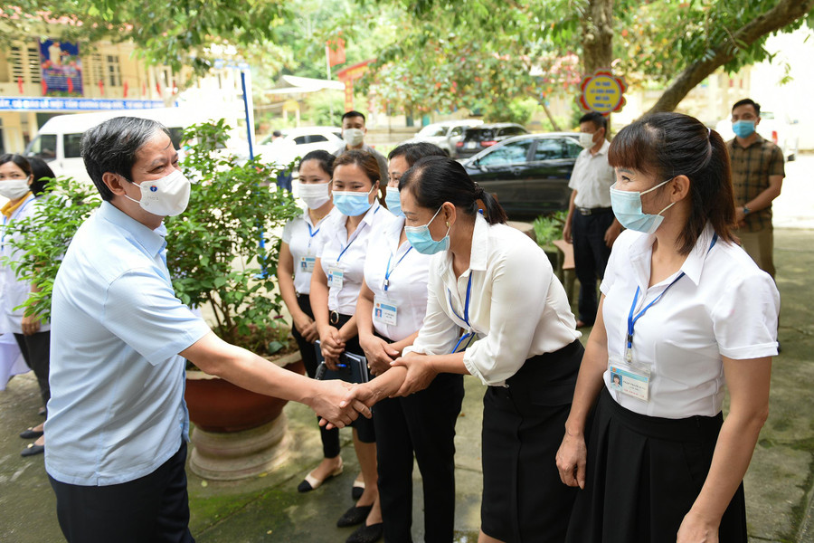 Bộ trưởng Nguyễn Kim Sơn và thầy cô Trường Tiểu học xã Phương Tiến, huyện Vị Xuyên (Hà Giang). Bộ trưởng Nguyễn Kim Sơn và thầy cô Trường Tiểu học xã Phương Tiến, huyện Vị Xuyên (Hà Giang).