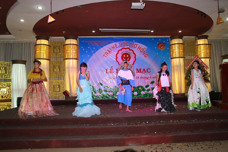 Một tiết mục biểu diễn thời trang vui nhộn Một tiết mục biểu diễn thời trang vui nhộn