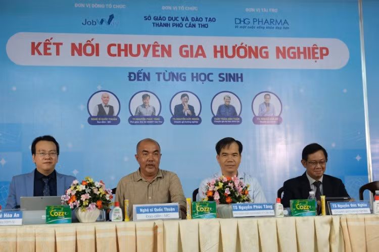 Chương trình Kết nối chuyên gia hướng nghiệp đến từng học sinh do Sở GD&ĐT TP Cần Thơ tổ chức. Ảnh: Quốc Anh