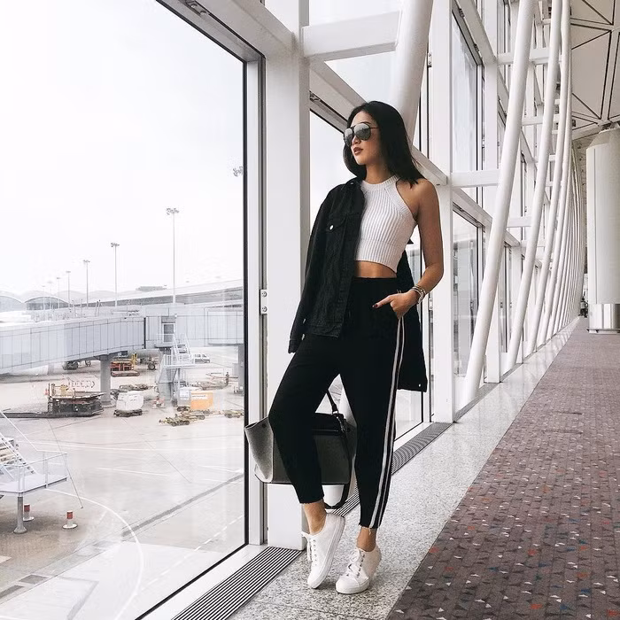 Một bộ outfit vô cùng sport khi kết hợp tanktop với quần sọc thể thao cùng một đôi sneaker cho một ngày năng động.