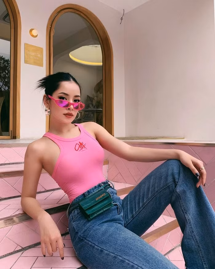 Tanktop mà hồng tưởng sến mà lại sang chảnh khi mặc cùng quần jean cạp cao.