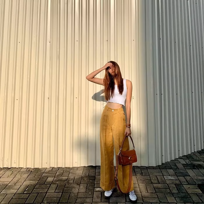 Quần ống xuông là một iteam đa zi năng do vậy khi mix với tanktop cũng sẽ tạo nên một outfit ấn tượng.