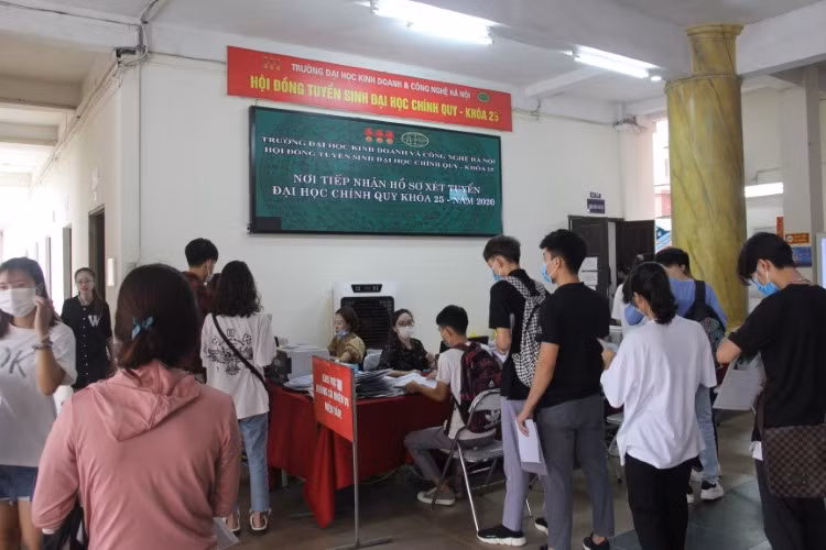 Tân sinh viên Trường ĐH Kinh doanh và Công nghệ làm thủ tục nhập học khóa 2020.