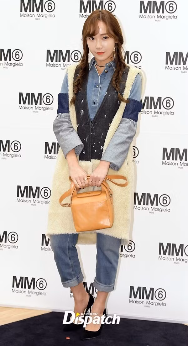 Lại một màn lên đồ khó đỡ nữa của Jessica mà dân tình chỉ biết cười trừ. Đồ denim mix cùng áo khoác lông và giày cao gót tạo nên một set đồ lạc quẻ, khó cảm vô cùng.