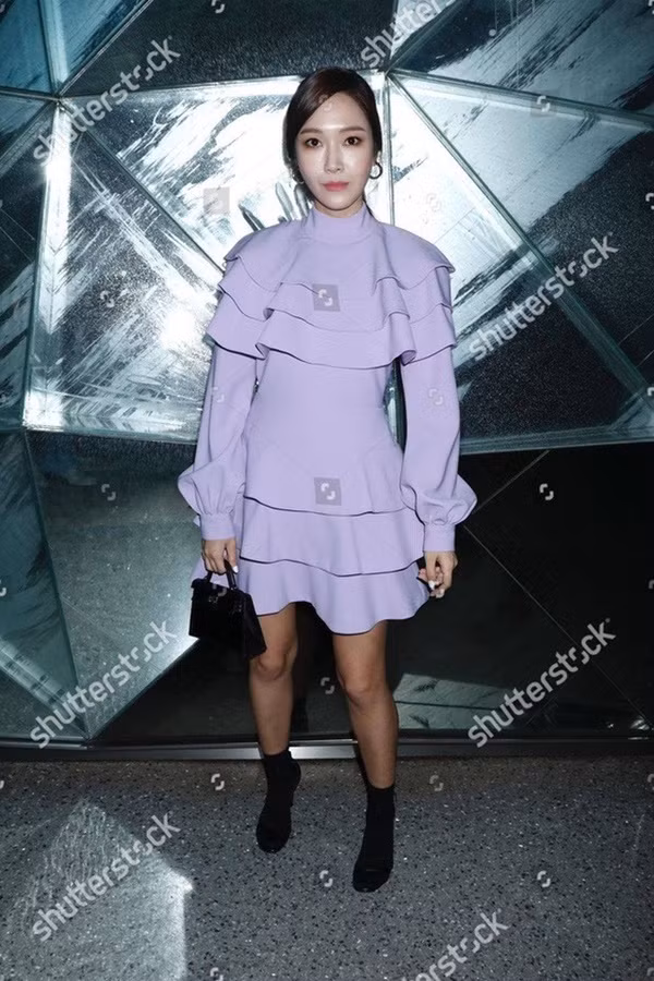 Nhìn hình ảnh này chắc chẳng ai còn nhận ra "công chúa băng giá" của SNSD một thời nữa bởi từ trang phục xếp tầng cầu kỳ sến súa cho đến gương mặt bóng dầu, makeup trắng bệch khiến bao vẻ sang chảnh đều biến mất.