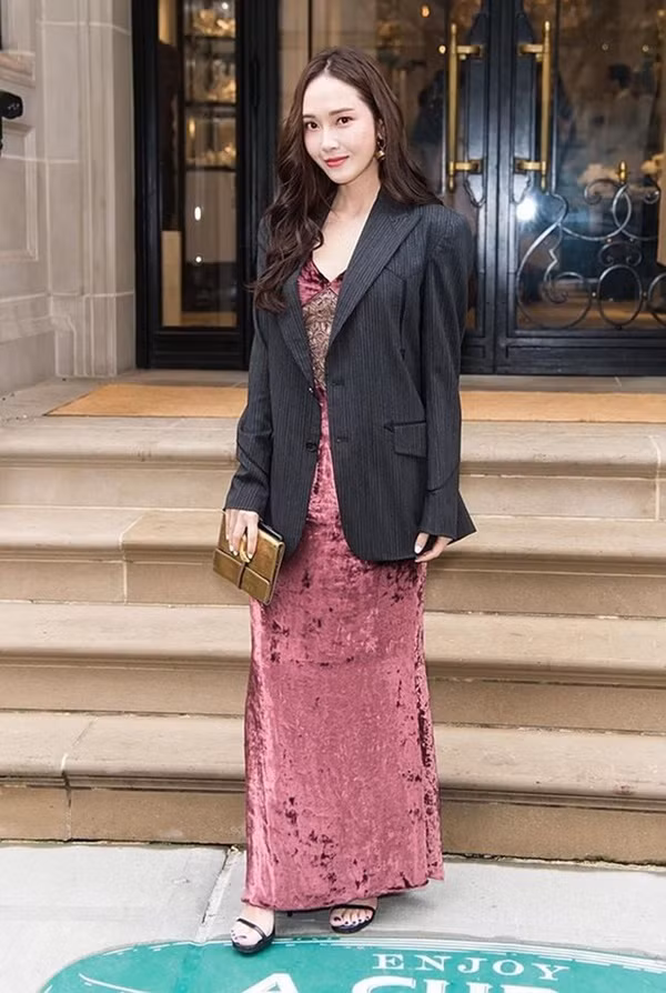 Chưa tính mẫu áo blazer bên ngoài, chỉ bàn tới chiếc đầm mặc bên trong cũng khiến Jessica rơi vào Top mặc xấu thảm họa. Phải công nhận rằng, chất liệu nhung cộng với dáng đầm dài lượt thượt của thiết kế này trông cô vừa "dừ" vừa quê mùa.