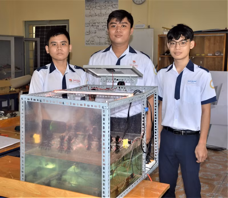 Nhóm thực hiện đề tài “Hệ thống nuôi tôm áp dụng Internet vạn vật”.