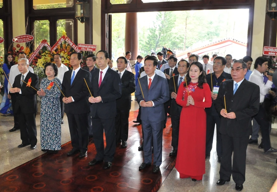 Các đồng chí lãnh đạo, nguyên lãnh đạo Đảng, Nhà nước thắp hương, tưởng nhớ nhân Lễ kỷ niệm 130 năm Ngày sinh Chủ tịch nước Tôn Đức Thắng