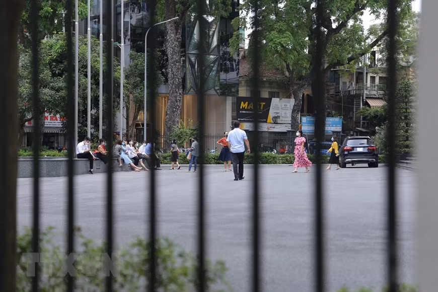 Cán bộ, nhân viên Tổng cục Thuế tạm thời ở lại cơ quan (chụp lúc 16h40 ngày 24/5). (Ảnh: Hoàng Hiếu/TTXVN).