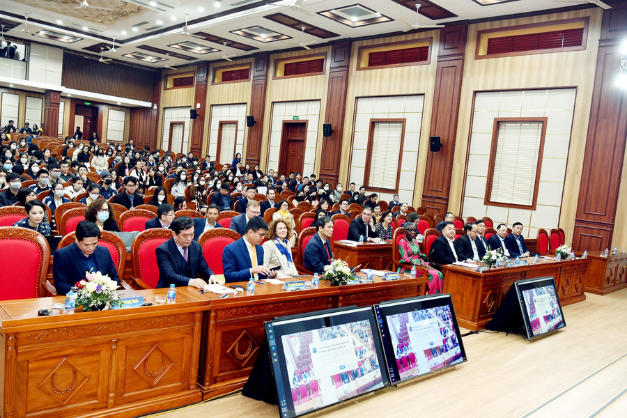 Các đại biểu tham dự buổi lễ công bố Báo cáo về &quot;Thúc đẩy đổi mới sáng tạo và Chuyển đổi số ở Châu Á để thúc đẩy năng suất&quot;.