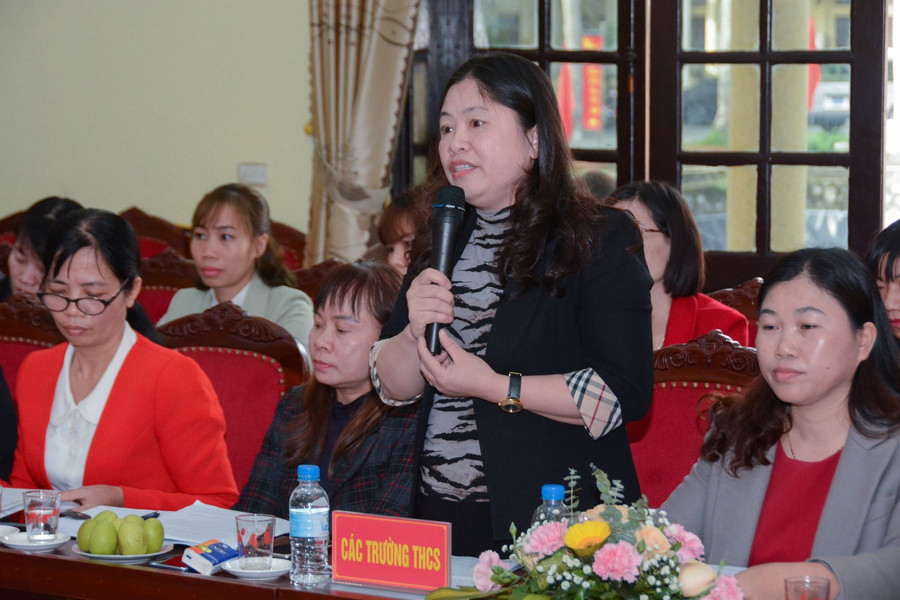 Đại diện các trường phổ thông trên địa bàn huyện Ứng Hòa chia sẻ ý kiến từ cơ sở.