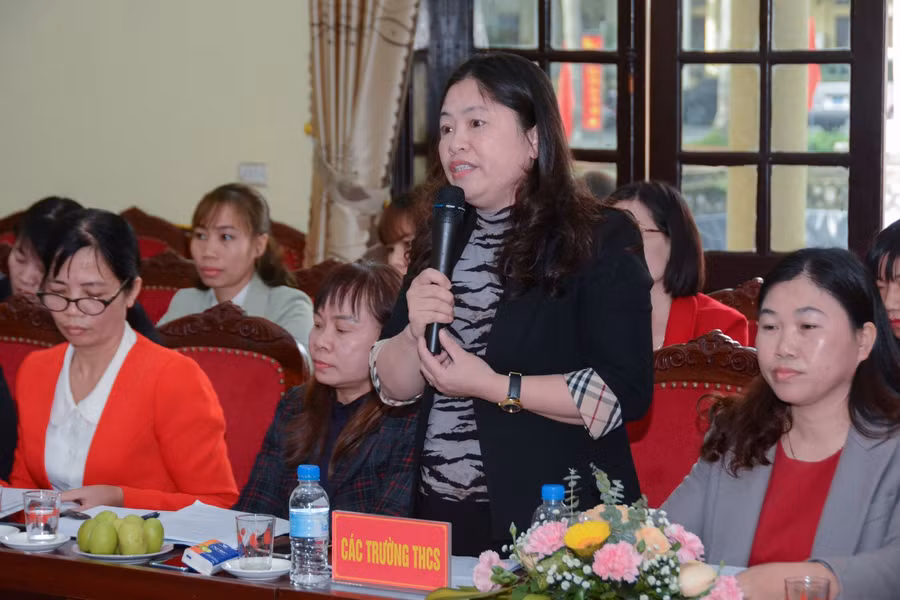 Đại diện các trường phổ thông trên địa bàn huyện Ứng Hòa chia sẻ ý kiến từ cơ sở.