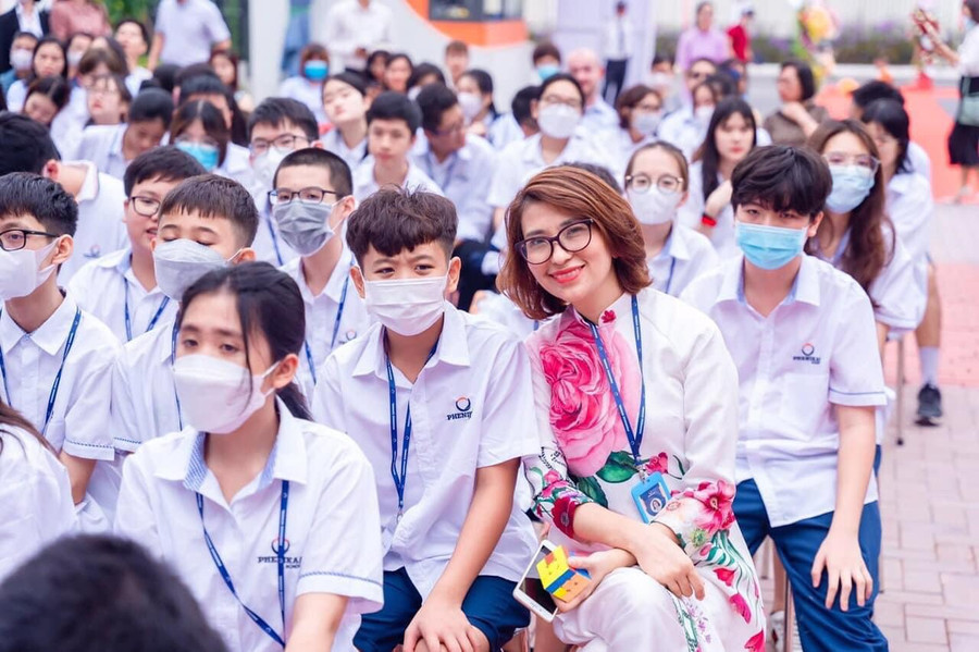 Cô Nguyễn Thị Thanh Huyền và học trò. Cô Nguyễn Thị Thanh Huyền và học trò.