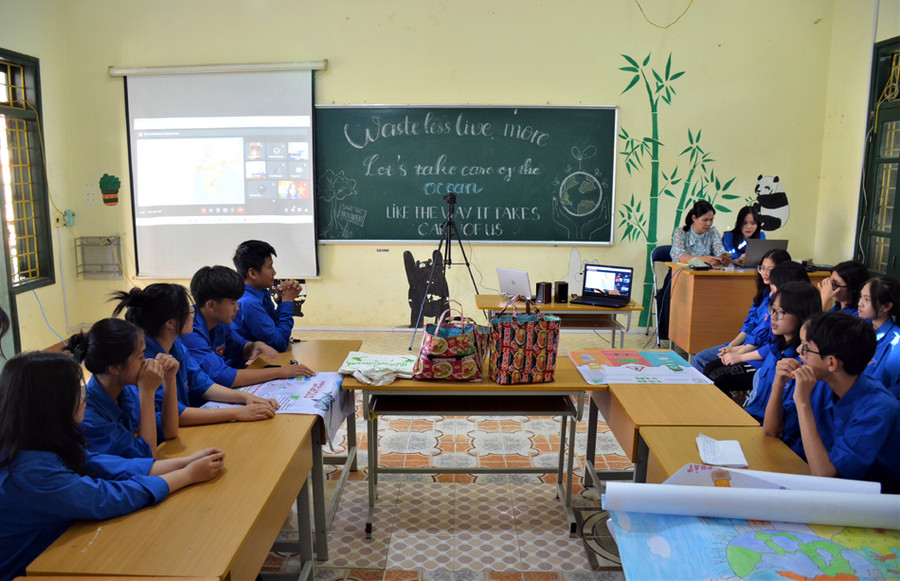 Lớp 10A6 tham gia dự án “Hành động ứng phó với biến đổi khí hậu” do cô Nguyễn Thị Thúy Hằng phụ trách. Lớp 10A6 tham gia dự án “Hành động ứng phó với biến đổi khí hậu” do cô Nguyễn Thị Thúy Hằng phụ trách.