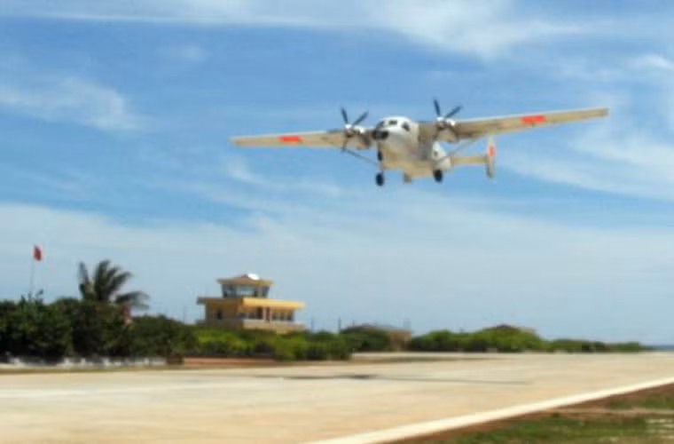  Máy bay M-28 là loại máy bay cánh bằng duy nhất của Việt Nam từng hạ cánh ở Trường Sa