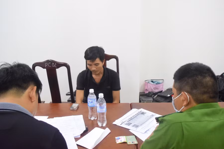 Công an làm việc với các đối tượng liên quan đến đường dây cá độ bóng đá qua mạng internet.