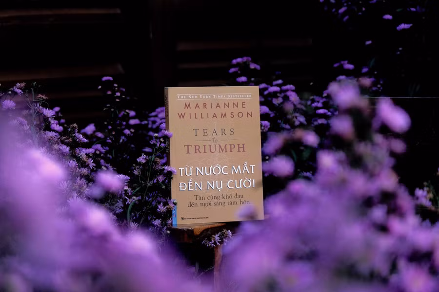 Cuốn sách “Từ nước mắt đến nụ cười”.