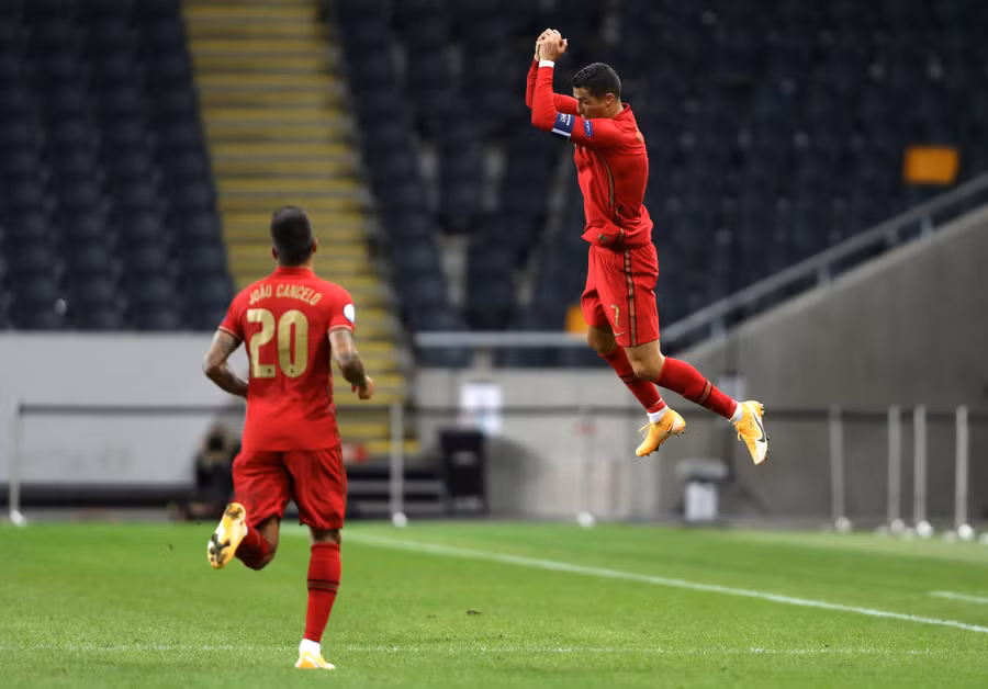 Ronaldo tiếp tục thi đấu bùng nổ trong màu áo tuyển Bồ Đào Nha dù sắp bước sang tuổi 36.