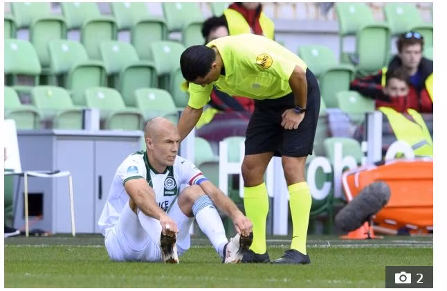 Trọng tài an ủi khi “đôi chân pha lê” Robben dính chân thương.