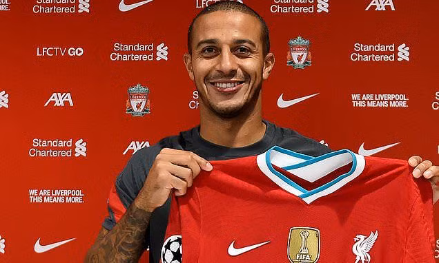 Liverpool ra mắt tiền vệ Thiago.