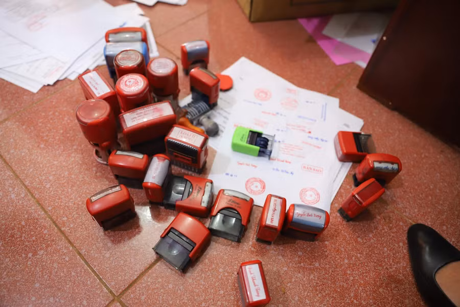 Con dấu và giấy tờ giả Lộc làm để bán cho người cần để lấy tiền.