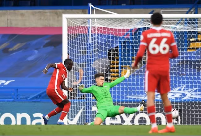 Sai lầm của thủ môn Kepa bị Mane trừng phạt bằng bàn ấn định tỷ số 2-0 cho Liverpool.