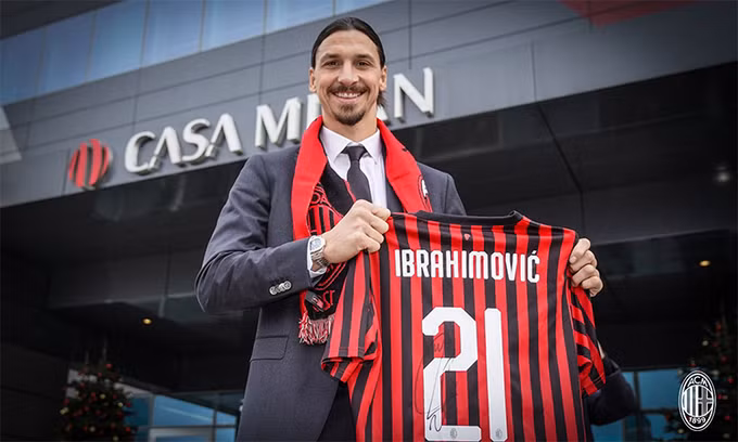 Trở lại AC Milan cuối năm ngoái Ibrahimovic mang áo số 21.