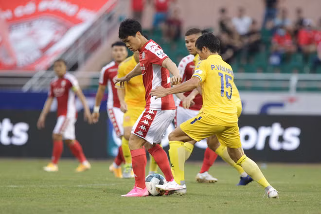 Công Phượng đang thi đấu chói sáng trong màu áo đội bóng TPHCM.