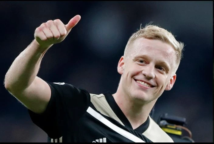 Van De Beek đã hoàn tất kiểm tra y tế để gia nhập Man Utd.