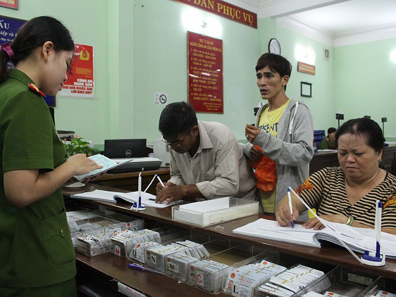 Người dân làm thủ tục cấp CCCD tại Phòng Cảnh sát quản lý hành chính về trật tự xã hội (PC06), Công an TP.HCM . Ảnh: LÊ THOA