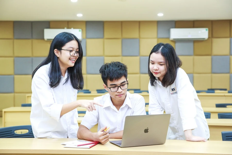 Nhóm học sinh cùng thảo luận bài tập nhóm tại giảng đường của Vinschool.