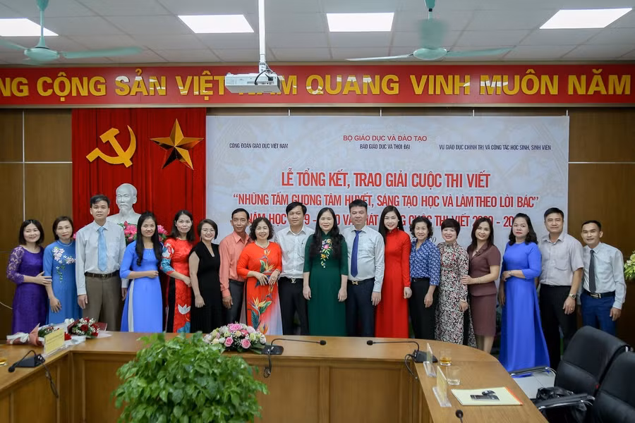Trao giải cuộc thi “Những tấm gương tâm huyết, sáng tạo học và làm theo lời Bác” lần thứ III.