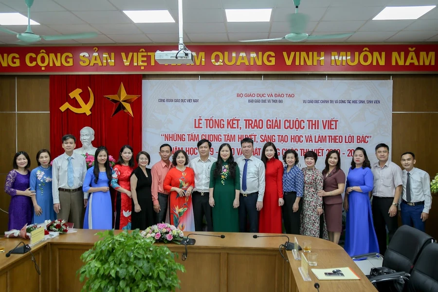 Trao giải cuộc thi “Những tấm gương tâm huyết, sáng tạo học và làm theo lời Bác” lần thứ III.