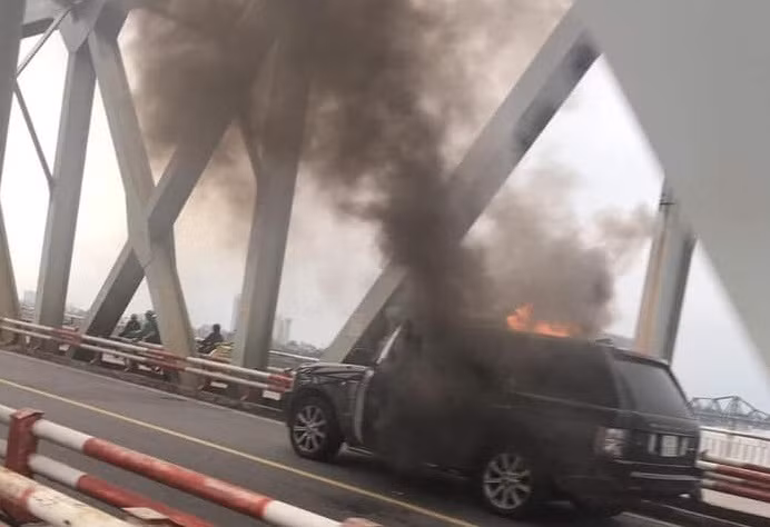 Chiếc xe Range Rover bốc cháy trên cầu Chương Dương.