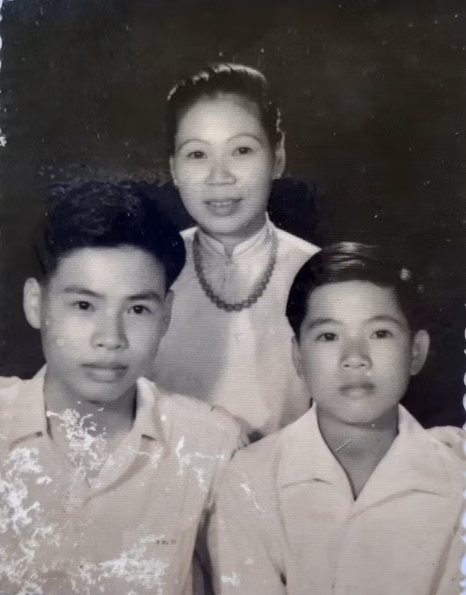 Bà Dinh thời còn trẻ cùng hai con trai, trong đó người con đầu bên trái nay đã mất, bên phải là ông Nguyễn Như Trị.