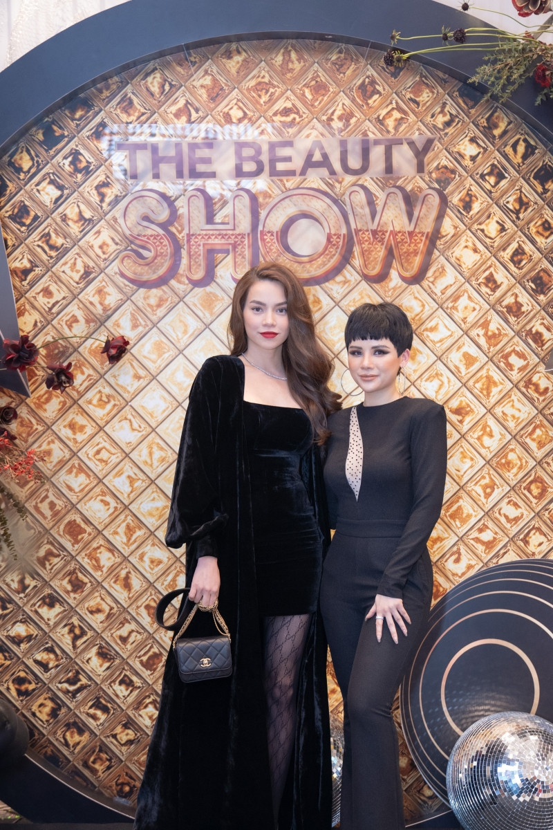 Nữ ca sĩ diện một chiếc váy đen ôm cơ thể nhằm tôn lên vòng eo săn chắc kết hợp với quần tất lưới sexy, cùng cách trang điểm ấn tượng tại sự kiện “The Beauty Show – Tôn vinh vẻ đẹp Việt”.