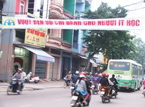 Thông tin mới vụ treo băng rôn "Vượt đèn đỏ chỉ dành cho người ít học"