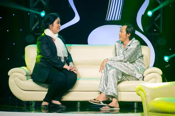 Hoài Linh quỳ gối cầu hôn nghệ sỹ Hồng Vân ảnh 2