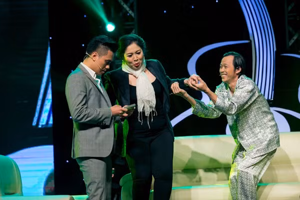 Hoài Linh quỳ gối cầu hôn nghệ sỹ Hồng Vân ảnh 3