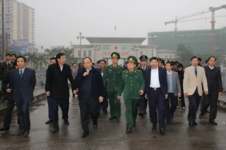 Phó Thủ tướng Nguyễn Xuân Phúc kiểm tra công tác chống buôn lậu tại cửa khẩu Móng Cái. Ảnh: VGP