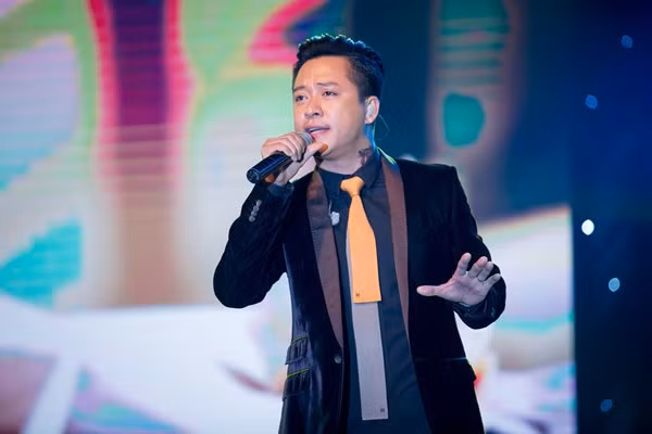 Hoài Linh quỳ gối cầu hôn nghệ sỹ Hồng Vân ảnh 6