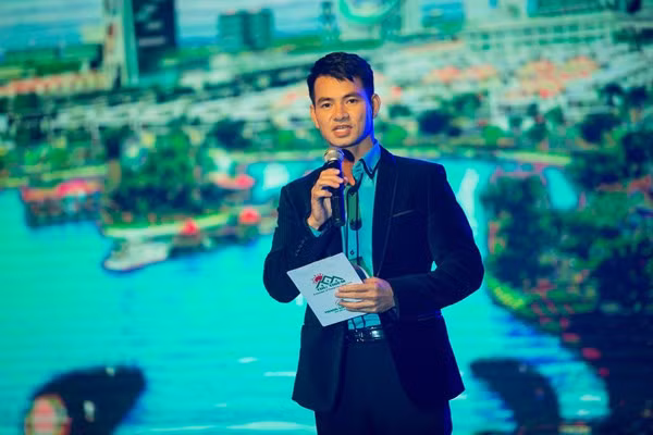 Hoài Linh quỳ gối cầu hôn nghệ sỹ Hồng Vân ảnh 11